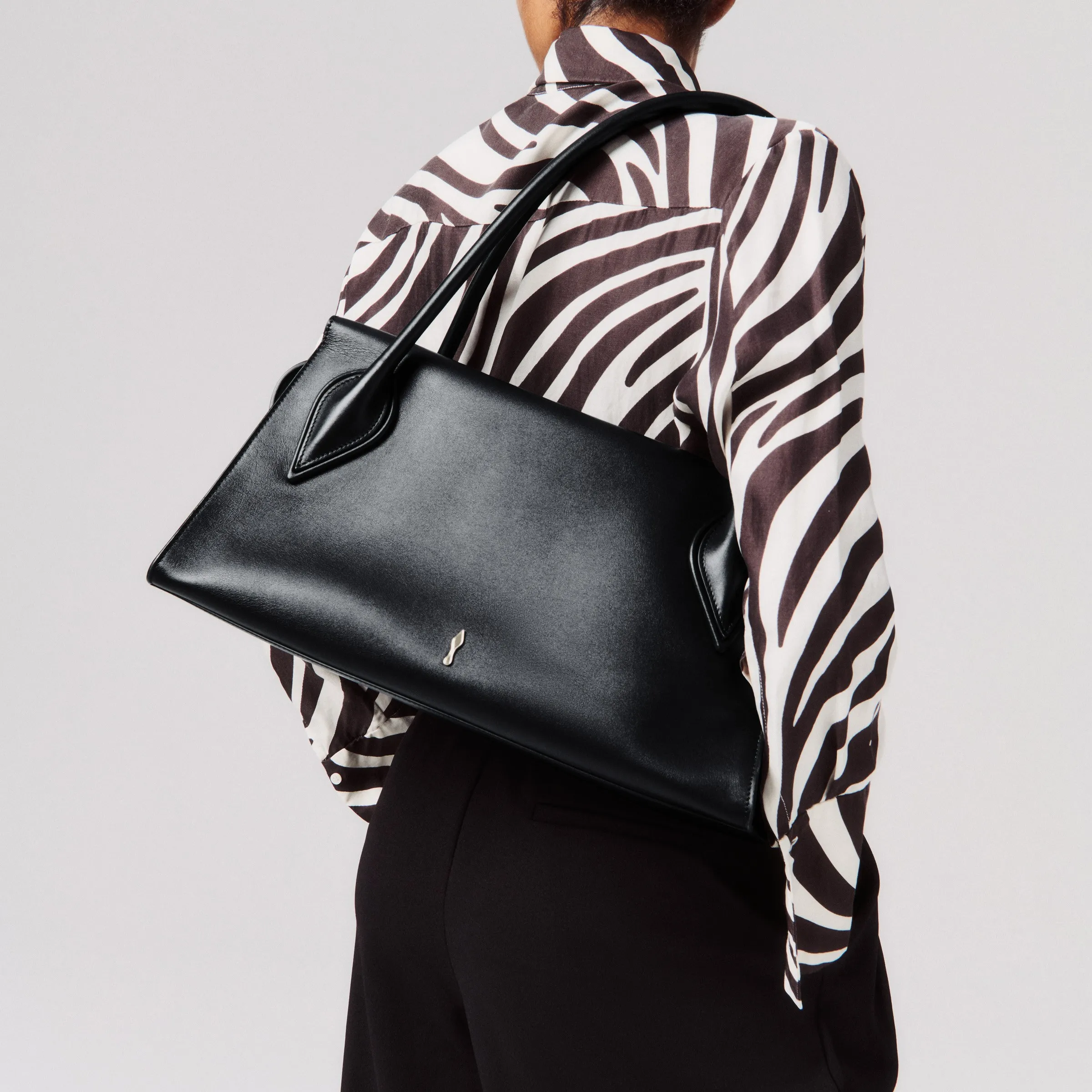 Christian Louboutin Venus medium – Shoulder bag – Calf leather – Black - Shoes - front view